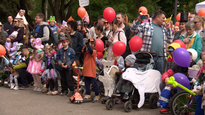 Шествие колясок, самокатов и велосипедов прошло в Московском парке Победы в рамках семейного праздника