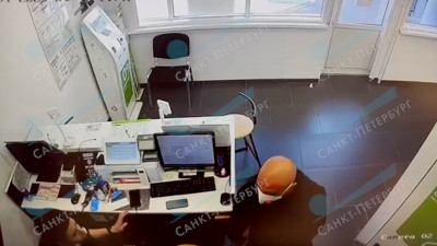 Мужчина, ограбивший салон связи в день защиты детей, расстроился из-за маленькой выручки