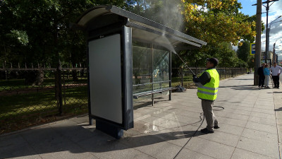 Дороги Петербурга убирают 957 дворников и 584 единицы техники