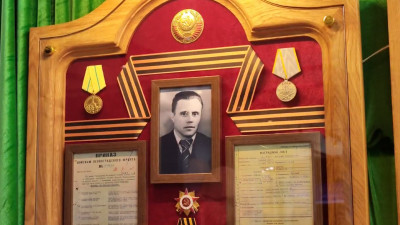 Награды отца Владимира Путина продемонстрировали на ПМЭФ-2025