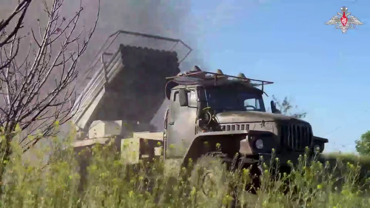 Расчёт РСЗО БМ-21 «Град» группировки войск «Центр» нанес удар по вражеским подразделениям в зоне СВО - tvspb.ru