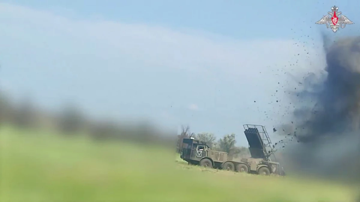 Расчеты РСЗО «Ураган» группировки войск «Восток» уничтожили скопление живой силы противника в ДНР - tvspb.ru