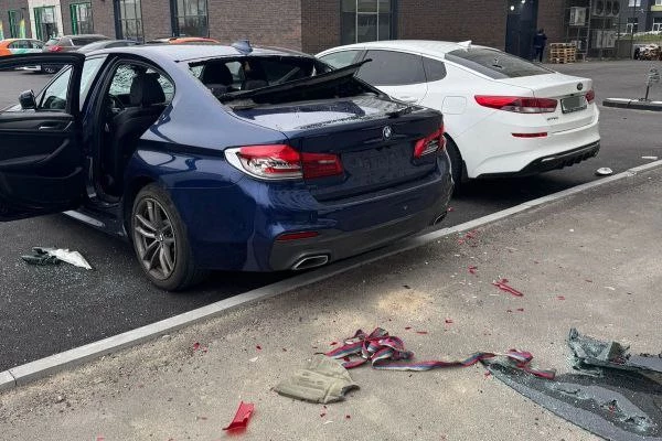 Вандал повредил несколько автомобилей на Муринской дороге - tvspb.ru