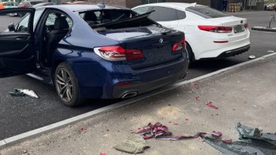 Вандал повредил несколько автомобилей на Муринской дороге