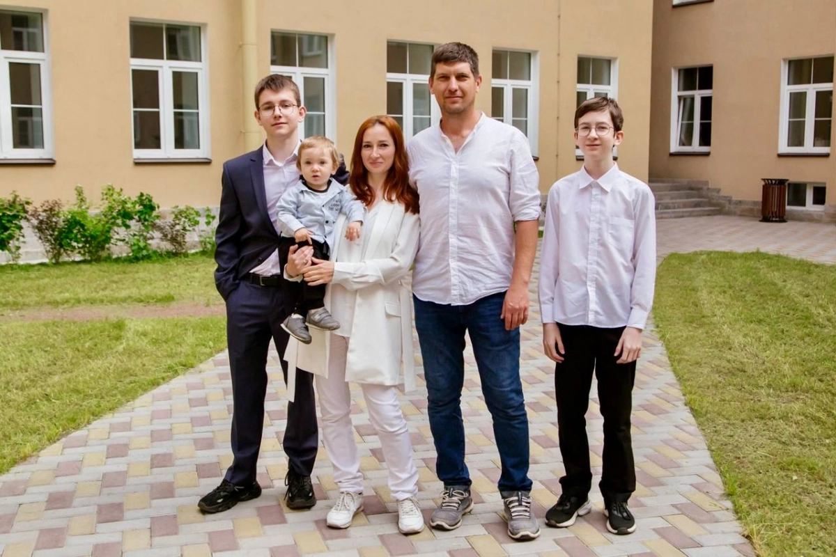 В Санкт-Петербурге в преддверии Дня России вручили жилищные сертификаты городским очередникам - tvspb.ru