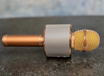 Ксения Собчак, Любовь Успенская, Uma2rman и еще десятки артистов выступили в шоу VK ПОД ШУБОЙ 4