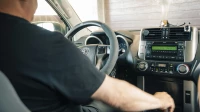 В Красном Селе водитель каршеринга снёс людей на остановке и сбежал — видео