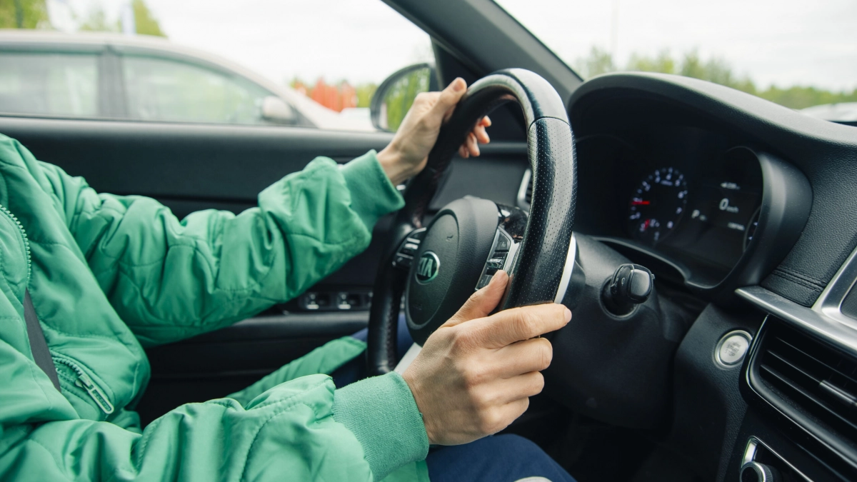 Продажи новых легковых автомобилей в России снизились на 26% - tvspb.ru