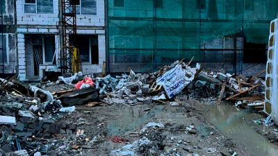 Молодой рабочий упал с высоты на стройплощадке под Петербургом и погиб