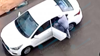 В Петербурге полицейские задержали мужчину, который силой усадил в машину школьницу