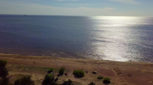 Белый песок, необычные арт-объекты и площадки для спортивных игр. Изучаем самые комфортные прибрежные зоны отдыха