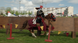 «Кубок Александра Невского»: патриотический фестиваль вновь свёл на ристалище всадников княжеской дружины и европейских рыцарей