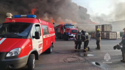 В Подмосковье загорелся склад с горючей жидкостью: площадь пожара достигла 21 тысячи «квадратов»