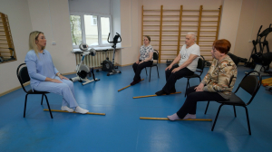 Зарядка для людей «серебряного возраста». Упражнения с гимнастической палкой на укрепление коленных суставов и голеностопа