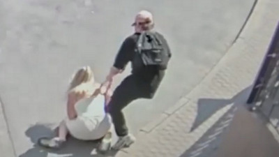 Полицейские задержали злоумышленника, напавшего на женщину у ТЦ в центре Петербурга