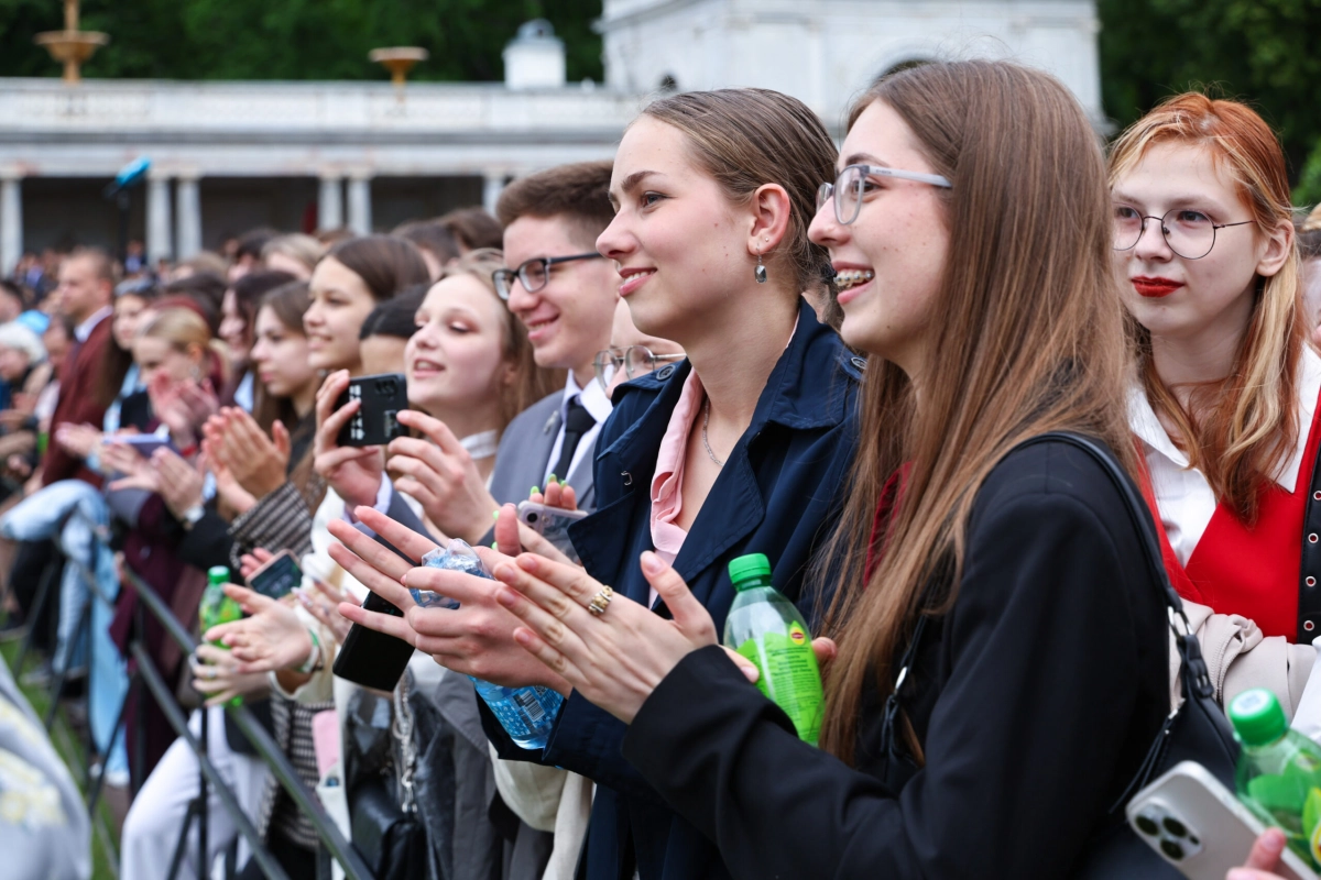 Александр Беглов: Гостями традиционного Бала медалистов в этом году стали выпускники из Мариуполя и кубинские школьники - tvspb.ru
