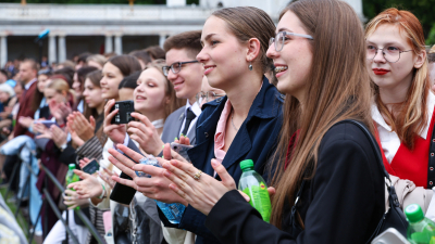 Александр Беглов: Гостями традиционного Бала медалистов в этом году стали выпускники из Мариуполя и кубинские школьники