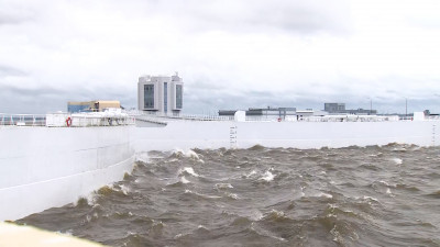 «Нева вздувалась и ревела…»: как Петербург справляется со штормом, принесенным циклоном «Енгин»