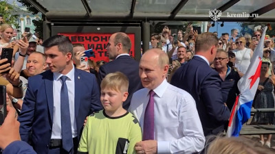 Владимир Путин пообщался с петербуржцами и гостями города на Дворцовой площади