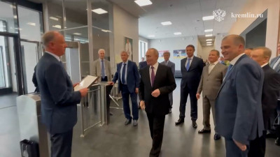 Николай Патрушев вручил Владимиру Путину медаль Морской коллегии «За верность российскому флоту»