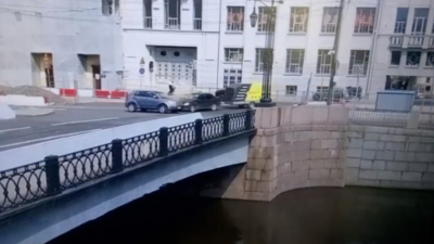 На Обводном канале автомобиль сделал сальто и чуть не улетел в воду после ДТП
