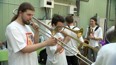 В Петербурге состоялся Джазовый парад: по аллеям Летнего сада прошли десятки музыкантов с импровизациями