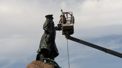 В Кронштадте помыли памятники в преддверии Дня Военно-Морского флота