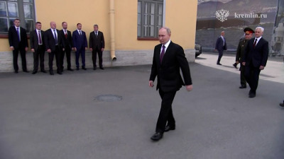 Проверка учений «Июльский шторм», общение с моряками и горожанами: в Петербург на День ВМФ приехал Владимир Путин