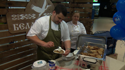 Горячие драники под народные песни: в торговом центре на Приморском проспекте раскинулась «Белорусская деревня»