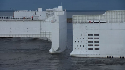 Александр Беглов: Накануне мы закрыли дамбу, сегодня она спасает Петербург от наводнений, службы оперативно работают с результатами непогоды