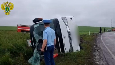 В Башкирии автобус с 40 пассажирами улетел в кювет и перевернулся