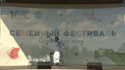 Погружение в атмосферу Петербурга, мастер-классы и яркие впечатления: в Буферном парке завершился первый день Большого семейного фестиваля