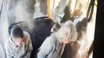 Видео: На перекрестке проспекта Маршала Жукова и Петергофского шоссе у автобуса лопнуло колесо