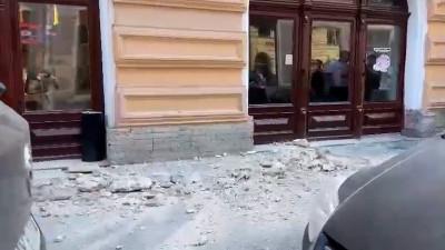 С фасада доходного дома Галунова на Дегтярной улице обвалилась штукатурка