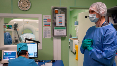 Сложнейшие операции – в прямом эфире: в Петербурге стартовал XI международный онкологический форум «Белые ночи»