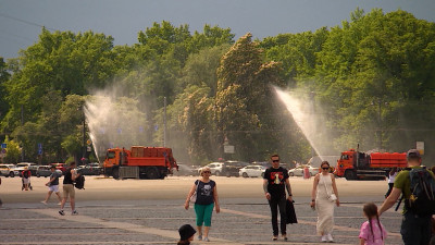 Во власти высоких температур: как жители Северной столицы спасаются от нагрянувшей жары
