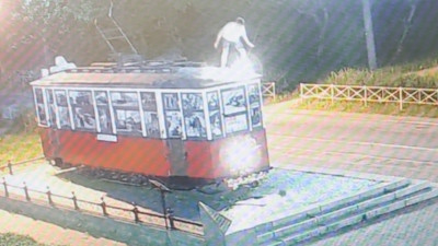 Вандалов, осквернивших Блокадный трамвай, отправили под домашний арест