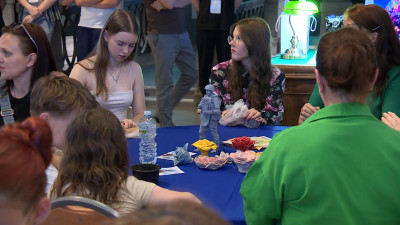 Дети и жены участников СВО создали цветы из керамики в центре «Россия — Моя история»