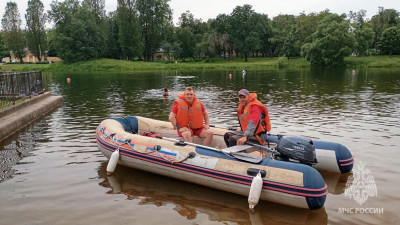 Тонущего мальчика спасли из пруда в Пушкине