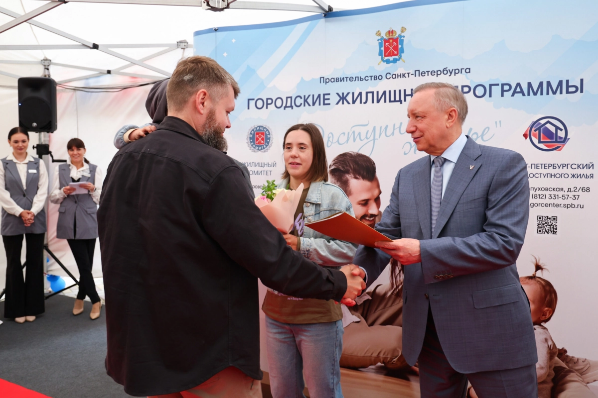 Александр Беглов: Первые 17 семей стали новоселами в отремонтированном историческом доме на Старо-Петергофском проспекте по программе «Доступное жилье» - tvspb.ru