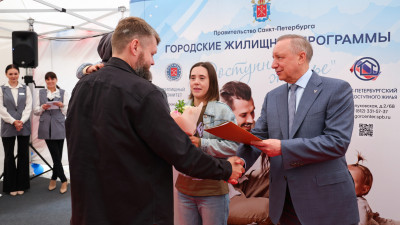 Александр Беглов: Первые 17 семей стали новоселами в отремонтированном историческом доме на Старо-Петергофском проспекте по программе «Доступное жилье»