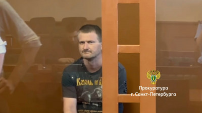 Суд арестовал мужчину, который лучными стрелами ранил двух женщин на проходной завода в Петербурге