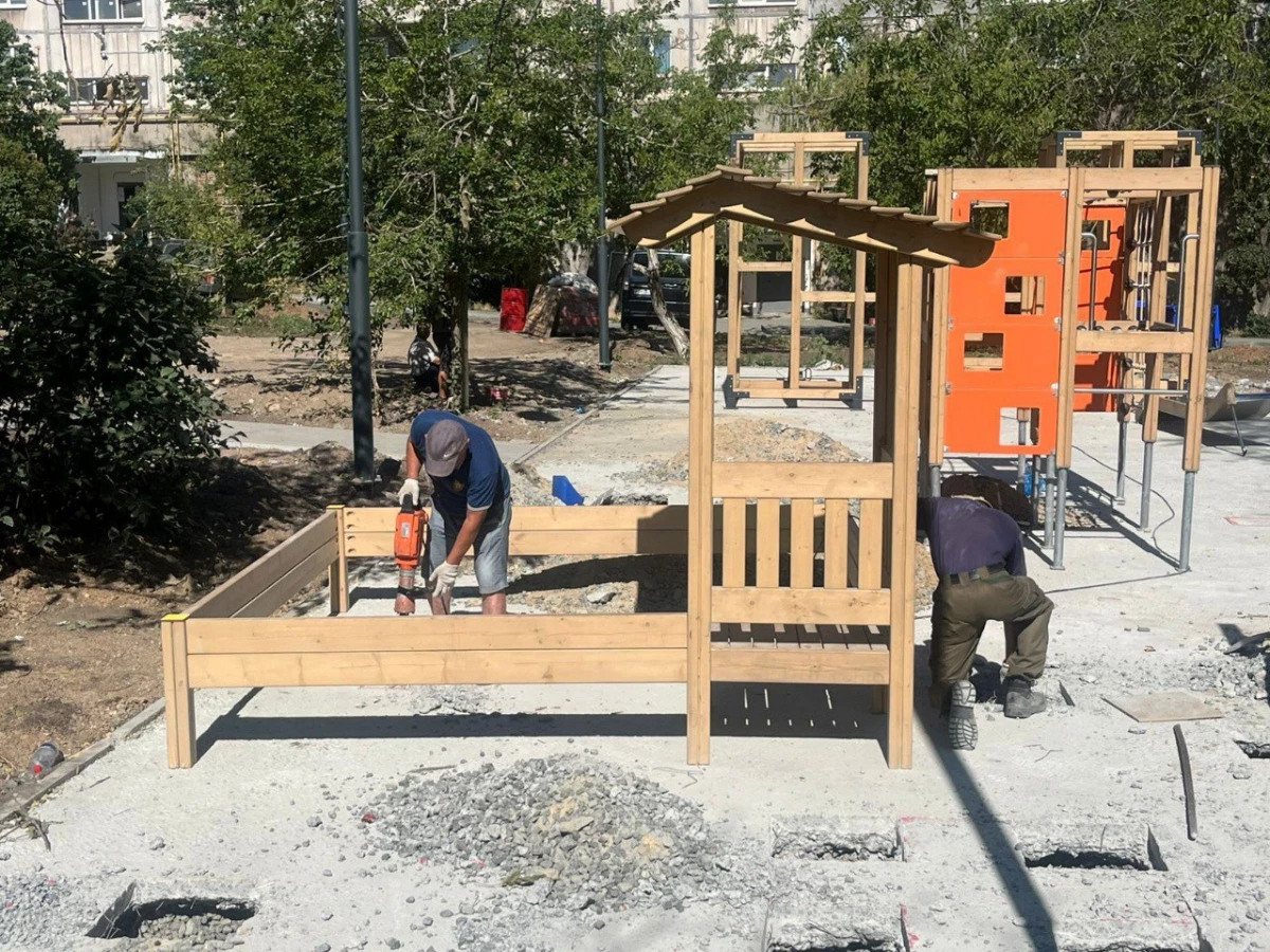 Петербургские строители завершают благоустройство дворов в Мариуполе - tvspb.ru