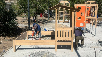 Петербургские строители завершают благоустройство дворов в Мариуполе