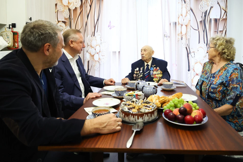 Александр Беглов и Александр Бельский поздравили ветерана Великой Отечественной войны Зиновия Меркина со 101-летием - tvspb.ru