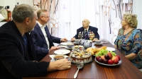 Александр Беглов и Александр Бельский поздравили ветерана Великой Отечественной войны Зиновия Меркина со 101-летием