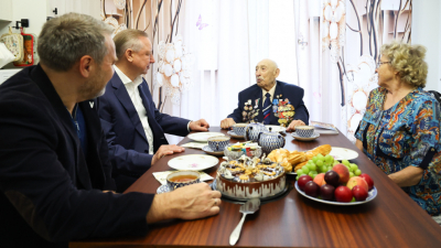 Александр Беглов и Александр Бельский поздравили ветерана Великой Отечественной войны Зиновия Меркина со 101-летием