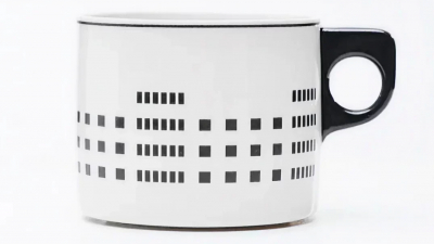 Серию фарфоровых кружек изготовили к столетию ленинградского конструктивизма