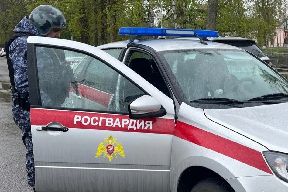 Сотрудники Росгвардии задержали мужчину, устроившего драку в хостеле на проспекте Уткина - tvspb.ru
