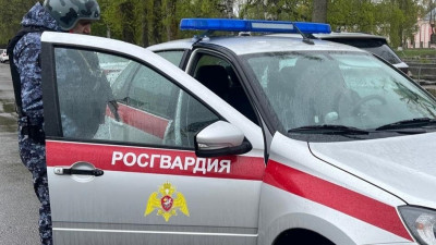 Сотрудники Росгвардии задержали мужчину, устроившего драку в хостеле на проспекте Уткина